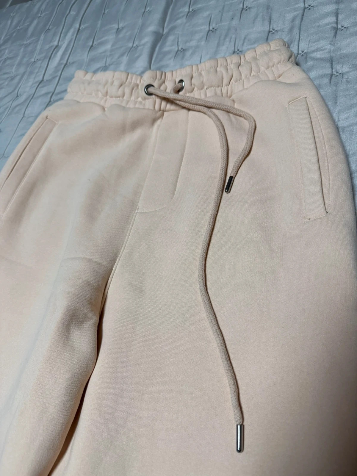 Calça de moletom em cor bege/creme, de corte reto e cintura alta. – photo 5